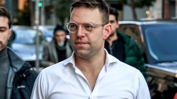 Ο Κασσελάκης τώρα μιμείται και τον Χριστόδουλο: «Ο κόσμος μού λέει σε πάω πολύ»