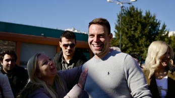 Ο Κασσελάκης αντιγράφει τον Τσίπρα - Ανέβηκε σε τρακτέρ και άρχισε τις υποσχέσεις