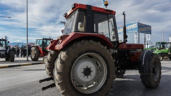 Μπήκαν με τρακτέρ στη Σπάρτη οι αγρότες - Πέταξαν άχυρα κι έχυσαν γάλα