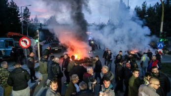 Στα μπλόκα οι αγρότες - Στον διάλογο με ανοιχτούς δρόμους επιμένει η κυβέρνηση
