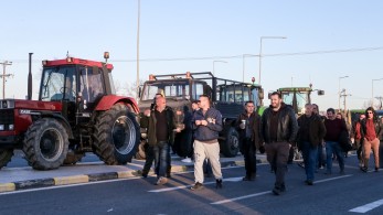 Αταλάντη: οι αγρότες έκλεισαν την Εθνική οδό και άναψαν φωτιές σε λάστιχα