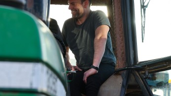 «Σχοινί κορδόνι» με τα… τρακτέρ ο Κασσελάκης: ανακάτεψε και φασολάδα... (Βίντεο)