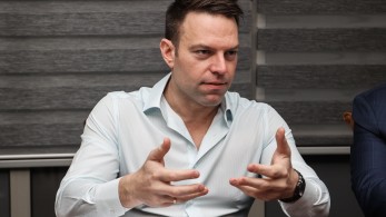 Από Pub του Λονδίνου επέλεξε ο Κασσελάκης να απαντήσει στη δημόσια αμφισβήτησή του από τα στελέχη του ΣΥΡΙΖΑ