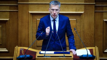 Βουλή - Άκης Σκέρτσος: Η Νίκη σύρεται και δίνει κάλυψη σε κόμμα που κρύβεται πίσω από έναν εγκληματία