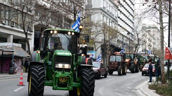 Λάρισα: στην κεντρική πλατεία  με τα τρακτέρ τους οι αγρότες