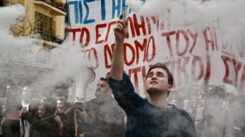 Επεισόδια στο κέντρο της Θεσσαλονίκης - Πέτρες, μολότοφ και χημικά έξω από τον ΟΣΕ