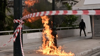 Επεισόδια σε Σύνταγμα και Ομόνοια- Μολότοφ στο προαύλιο της Βουλής (βίντεο και φωτό)