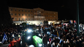 Αγρότες: «πλημμύρισε» το Σύνταγμα - Κλειστοί όλοι οι δρόμοι γύρω από τη Βουλή
