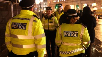 Λονδίνο: Εννέα τραυματίες από σύγκρουση αστυνομικού βαν με λεωφορείο -Οι έξι είναι αστυνομικοί