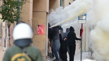 Νέα επεισόδια στο κέντρο της Αθήνας – Ένας αστυνομικός τραυματίας