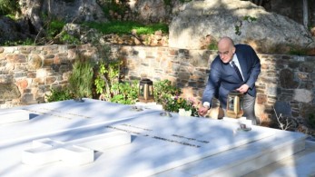 Νίκος Δένδιας: Λουλούδια στον τάφο του Κωνσταντίνου Μητσοτάκη Νίκος Δένδιας: Λουλούδια στον τάφο του Κωνσταντίνου Μητσοτάκη