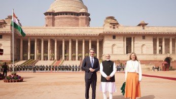 Ντυμένη στα χρώματα της Ινδίας η Μαρέβα - Συνόδευσε τον πρωθυπουργό στο Νέο Δελχί