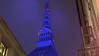 Παγκόσμια Ημέρα Ελληνικής Γλώσσας: στα χρώματα της Ελλάδας το εμβληματικότερο κτήριο του Τορίνο (φωτό)