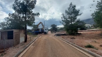 Δήμος Παιανίας: απομακρύνθηκαν επικίνδυνες κολόνες ηλεκτροδότησης