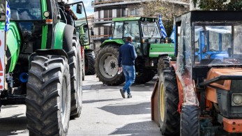 Αγρότες: Έκλεισαν την Εθνική Οδό Κορίνθου – Πατρών στο Αίγιο