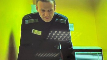 Θρίλερ με τη σορό του Ναβάλνι: η μητέρα του δεν τη βρήκε στο νεκροτομείο