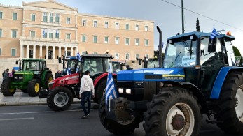 Ένταση με αγρότες στη Βουλή-Έσπρωχναν περιπολικό
