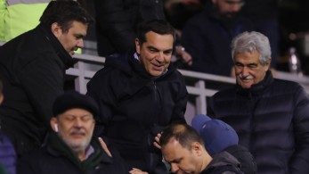Ο Αλέξης Τσίπρας παρακολουθεί τη «μάχη» του «Απ. Νικολαΐδης» για το κύπελλο