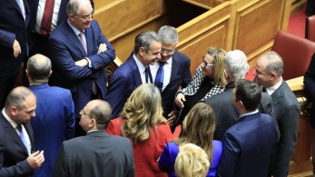 Ιστορική ημέρα για την Ελλάδα: ψηφίστηκε ο νόμος για την ισότητα του γάμου των ομόφυλων ζευγαριών