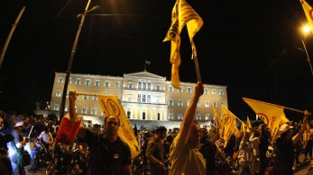 Στήνουν νέες πλατείες μέσα από τη Βουλή: τα άκρα συναντώνται με δεκανίκι το ΠΑΣΟΚ