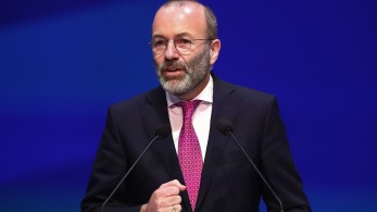 ΕΛΚ για ενεργειακή μετάβαση: αναθεωρεί τη στροφή στην ηλεκτροκίνηση και υποστηρίζει την «τεχνολογική ουδετερότητα»