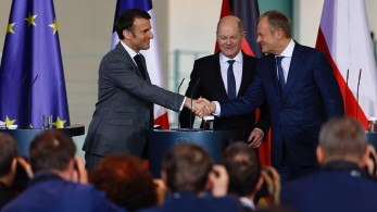 Το «Τρίγωνο της Βαϊμάρης»: Μακρόν, Σολτς και Τουσκ συμφωνούν στο πλαίσιο στήριξης της Ουκρανίας