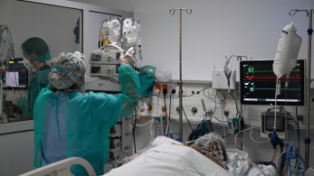 Έξαρση αναπνευστικών λοιμώξεων προκαλεί ραγδαία αύξηση νοσηλειών