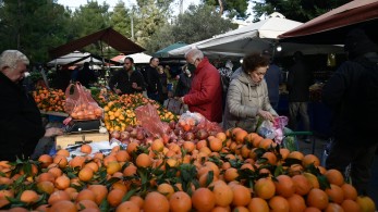 ΠΟΣΠΛΑ: χαμηλότερες ή ίδιες με πέρυσι οι τιμές στις λαϊκές αγορές