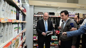 Κώστας Σκρέκας: Έως και 20% οι μειώσεις τιμών σε πολλά προϊόντα