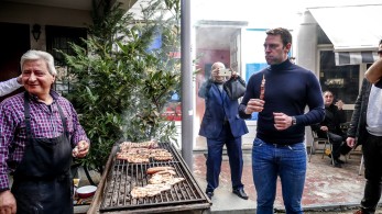 Βάλε και 15ο μισθό, ρίξε και 4.000 ευρώ τον μήνα, «θα το κάψουμε απόψε, κυρ Στέφανε» Βάλε και 15ο μισθό, ρίξε και 4.000 ευρώ τον μήνα, «θα το κάψουμε απόψε, κυρ Στέφανε»