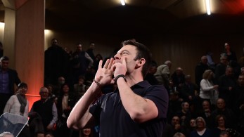 Δώσε και μένα (μπάρμπα) Στέφανε: ο λαϊκισμός στα καλύτερά του