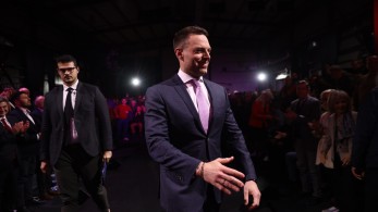 Χυδαιότητες και λαϊκισμός: ο Κασσελάκης ποντάρει στον πολιτικό βούρκο