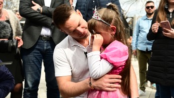 Σόου Κασσελάκη στη Θήβα πριν ντυθεί στο χακί