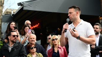 Τραγικός Κασσελάκης: χαρακτηρίζει «σόου» την πρόταση μομφής και «κοκορομαχίες» τη συζήτηση