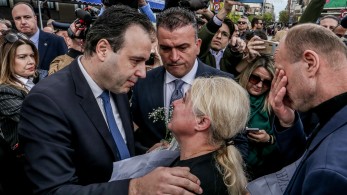 Λάρισα: στην αγκαλιά του Παπαστεργίου η μητέρα φοιτήτριας που σκοτώθηκε στα Τέμπη