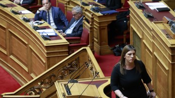 Πρόταση δυσπιστίας: άνω-κάτω έκανε πάλι την Oλομέλεια η Ζωή Κωνσταντοπούλου