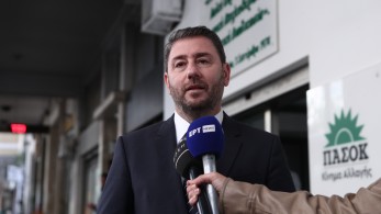 Ανδρουλάκης: συνεχίζει να εργαλειοποιεί τους νεκρούς των Τεμπών σε ακραίο βαθμό