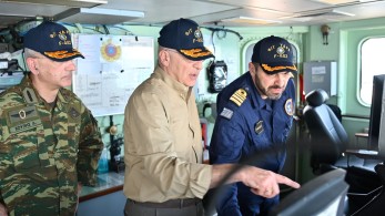 Τη φρεγάτα ΥΔΡΑ στην Ερυθρά Θάλασσα επισκέφθηκε ο Ν. Δένδιας