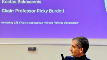 Ταξίδι-«αστραπή» στο LSE από τον Κώστα Μπακογιάννη - Η συμμετοχή του σε εκδήλωση του πανεπιστημίου