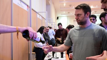 Στέφανος Κασσελάκης: Επανίδρυση του ΣΥΡΙΖΑ μετά τις ευρωεκλογές - Μέχρι τότε...«οίνος ευφραίνει καρδίαν»