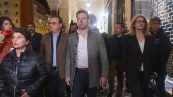 Θεσσαλονίκη: Φραστική επίθεση από κουκουλοφόρους δέχθηκε ο Στέφανος Κασσελάκης