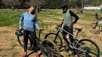 «Καλή Σαρακοστή» από τον πρωθυπουργό: στην εξοχή με την κόρη του για ποδήλατο