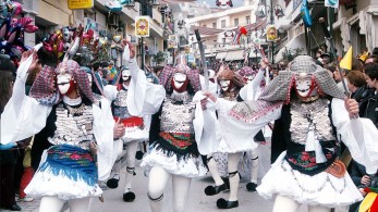 Τέμπη-πολιτικοί: μετά τα συλλαλητήρια ξεσάλωσαν στα καρναβάλια