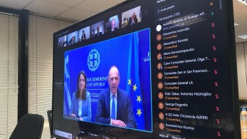 Τηλεδιάσκεψη για την επιστολική ψήφο: Γεραπετρίτης και Κεραμέως ενημέρωσαν πρέσβεις και προξένους