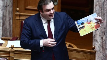 Πιερρακάκης-Βορίδης: απάντησαν με τη φωτογραφία των φλεγόμενων αστυνομικών από μολότοφ Πιερρακάκης-Βορίδης: απάντησαν με τη φωτογραφία των φλεγόμενων αστυνομικών από μολότοφ