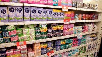 Φθηνότερα από σήμερα 100 προϊόντα εμμήνου ρύσεως - Σκρέκας: «Συνεχίζουμε τη μάχη κατά της ακρίβειας»