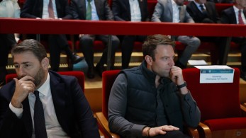 ΣΥΡΙΖΑ και ΠΑΣΟΚ αναζητούν... «Αλκυονίδες ημέρες» στη διαρροή των email