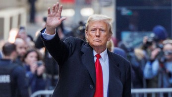 Ντόναλντ Τραμπ: μαζεύει χρήματα πουλώντας Βίβλους για 59,99$