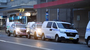 Νέα επίθεση με μαχαίρι συγκλονίζει το Σίδνεϊ - Άγνωστος τραυμάτισε ιερέα σε εκκλησία