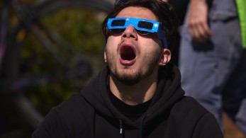 Εντυπωσιακές εικόνες από την ολική έκλειψη Ηλίου